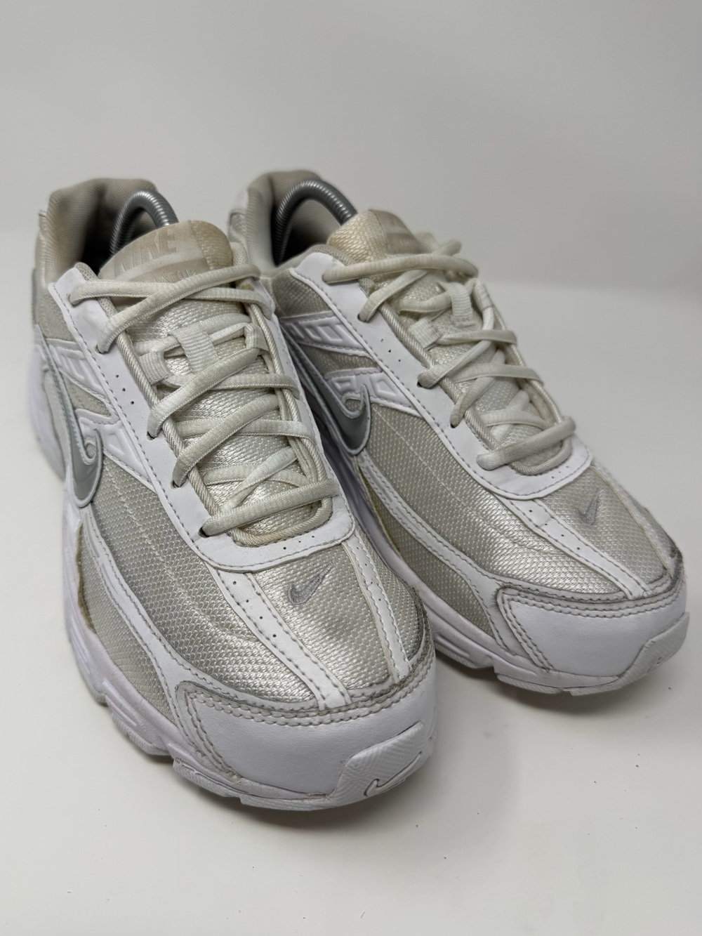 Nike woMen's Silver and White Athletic Sneakers Sz.11